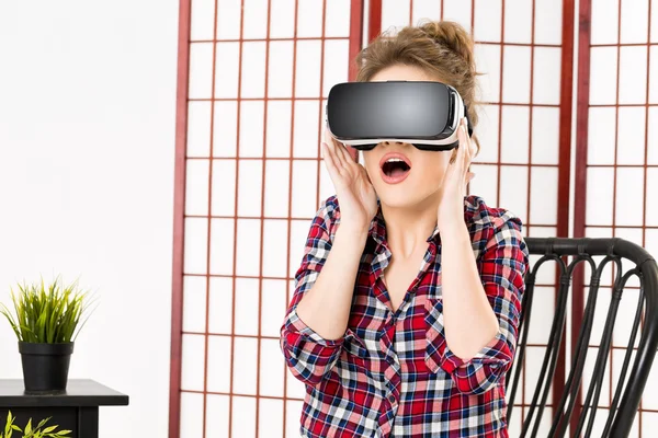 Ragazza ottenere esperienza utilizzando VR-cuffie occhiali di realtà virtuale — Foto Stock