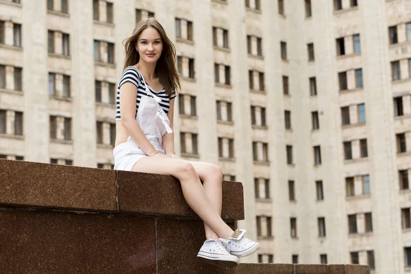 Giovane, bella donna seduta sulle scale, vicino all'università — Foto Stock