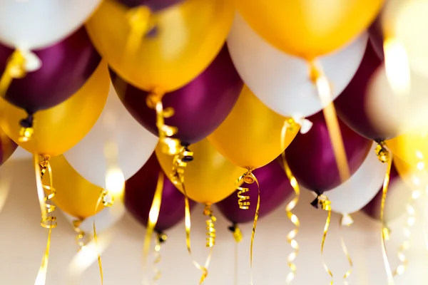 Färgglada ballonger, golden, vit, röd, serpentiner isolerade — Stockfoto