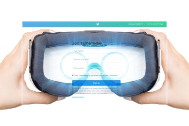 ABD, Washington - Ağustos 24:2016 kadın heyecan için bir sosyal ağ ile kayıt. Sanal gerçeklik gözlük yardımıyla artar, Vr