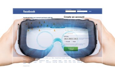 ABD, Washington - Ağustos 24: 2016 kadın kayıt ile bir sosyal ağ Facebook. Sanal gerçeklik gözlük yardımıyla artar, Vr