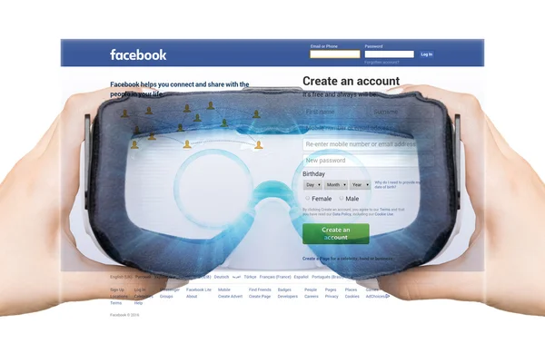 USA, Washington - srpen 24: 2016 žena notifikovat sociální sítě Facebook. Ve virtuální realitě pomoc brýle zvětšený, Vr — Stock fotografie