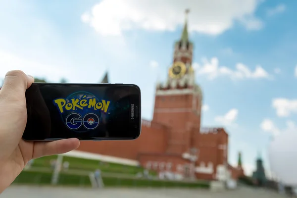 Rosja, Moskwa, plac czerwony - Sierpień 25: smartfon 2016 z Pokemon do aplikacji. Użytkownik Androida odgrywa, rozszerzonej rzeczywistości gra komórkowa opracowany przez Niantic dla telefonu — Zdjęcie stockowe