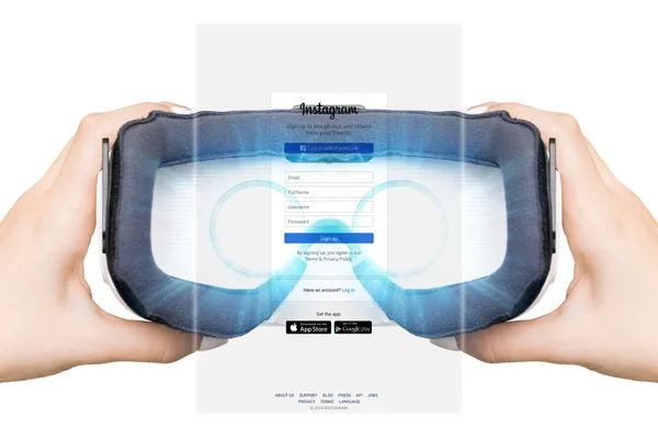 USA, Washington - 24 agosto 2016 Registrazione donna con un social network Instagram. In realtà virtuale l'assistenza degli occhiali aumentata, VR — Foto Stock