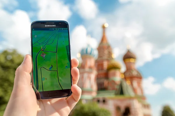 Rosja, Moskwa, plac czerwony - Sierpień 25: smartfon 2016 z Pokemon do aplikacji. Użytkownik Androida odgrywa, rozszerzonej rzeczywistości gra komórkowa opracowany przez Niantic dla telefonu — Zdjęcie stockowe