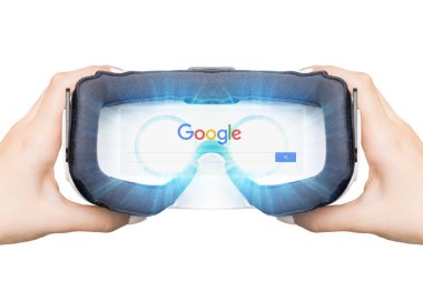 Rusya, Moskova - Ağustos 24:2016 kadın aramak içinde Google. Sanal gerçeklik artar, gözlük Vr yardımı ile