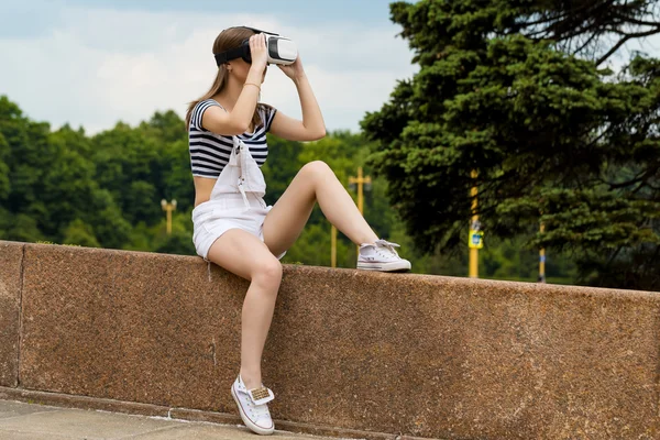Młoda dziewczyna, siedząc na schodach, w pobliżu Uniwersytetu, jest w rzeczywistości wirtualnej, w Vr — Zdjęcie stockowe