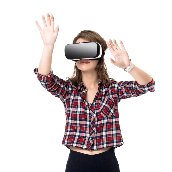 Ragazza felice ottenere esperienza utilizzando VR occhiali auricolari della realtà virtuale, mani molto gesticolanti, isolato — Foto Stock