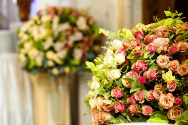 Kavramı, zarif çiçek kompozisyon tasarımı ile Restoran