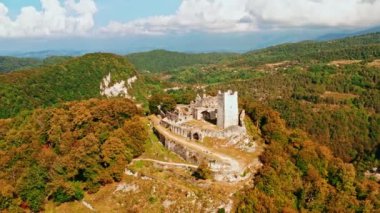 Deniz kıyısındaki dağlardaki eski kalenin havadan görünüşü. Panorama 'dan kalenin kalıntılarına kadar. Sapkın kuş uçuşundan, güçlendirilmiş eski kaleye bir bakış açısı. Anakopian kale görüşü