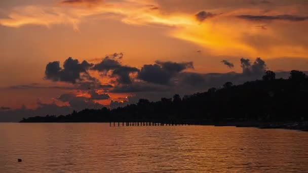 Nydelig fargerik Timelapse-solnedgang ved havet. Sol går ned, oransje skyer flyter på himmelen. Vakker verden, reiser, høytider, rekreasjon. Majestisk tid-runder av solnedgang-sommer på bakgrunn av sjømat – stockvideo