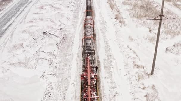 Luchtfoto UHD Spoorwegbouw machine werkt in de winter. Spoorwegwijzer. Spoorwegconstructie. Ontwikkelingsspoorweg. Spoorweglegmachine — Stockvideo