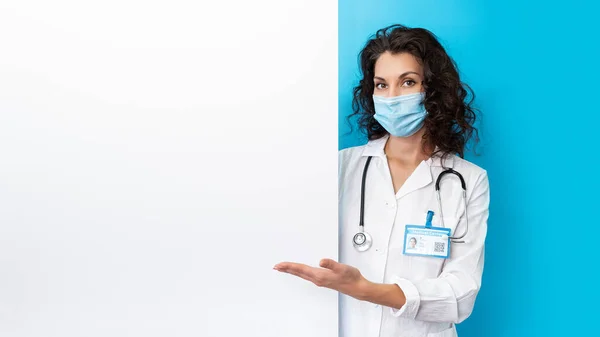 Médico en máscara facial sobre fondo de color brillante hacer gesto de la mano. Chica con máscara facial de protección covid-19. Equipo médico de la bandera equipo preventivo sobre coronavirus. Mujer con máscara médica covid-2019 — Foto de Stock