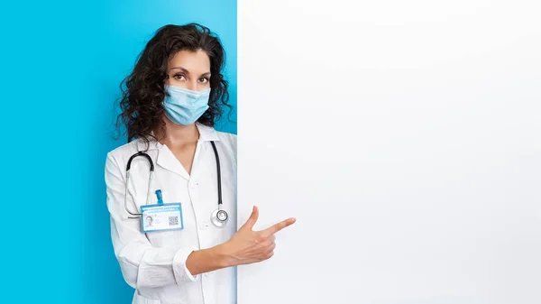 Médico en máscara facial sobre fondo de color brillante hacer gesto de la mano. Chica con máscara facial de protección covid-19. Equipo médico de la bandera equipo preventivo sobre coronavirus. Mujer con máscara médica covid-2019 — Foto de Stock