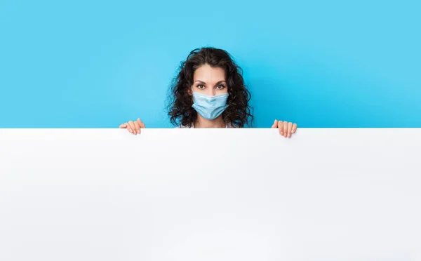 Doctor in het gezicht masker op felle kleur achtergrond maken gebaar hand. Meisje met beschermend gezichtsmasker covid-19. Banner medisch personeel preventief materiaal over coronavirus. Vrouw met medisch masker covid-2019 — Stockfoto