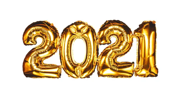 Bonne année 2021 célébration. Des ballons dorés brillants représentent des ballons du Nouvel An avec des étoiles scintillantes sur fond blanc. Noël et Nouvel An. Ballons en feuille d'or numéral 2021 et confettis — Photo