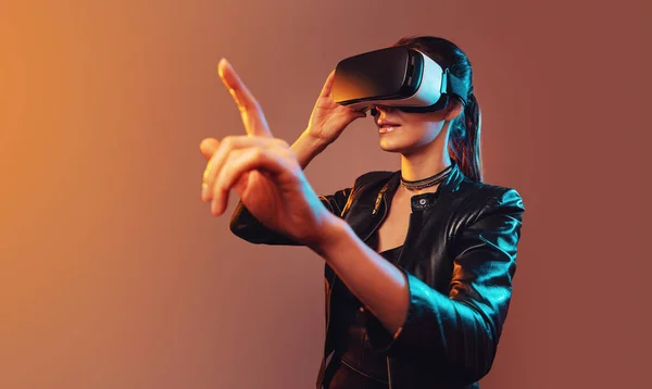 Ragazza ottenere esperienza VR auricolare sta utilizzando occhiali realtà aumentata di essere in realtà virtuale. Ragazza con le mani alzate indossando occhiali di realtà virtuale. Donna che tocca aria durante l'esperienza VR — Foto Stock