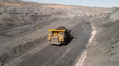 Büyük taş ocağı kamyonu. Taşı çöpe atıyorum. Kamyona kömür yüklüyorum. Kömür taşımak için araba kazma makineleri. Açık maden ocağı sökücü endüstriyel kazma işi. Büyük Sarı Madencilik Kamyonları