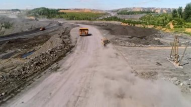 Büyük taş ocağı kamyonu. Taşı çöpe atıyorum. Kamyona kömür yüklüyorum. Kömür taşımak için araba kazma makineleri. Açık maden ocağı sökücü endüstriyel kazma işi. Büyük Sarı Madencilik Kamyonları