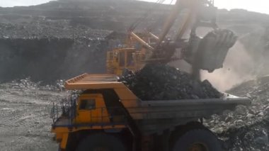 Büyük taş ocağı kamyonu. Taşı çöpe atıyorum. Kamyona kömür yüklüyorum. Kömür taşımak için araba kazma makineleri. Açık maden ocağı sökücü endüstriyel kazma işi. Büyük Sarı Madencilik Kamyonları