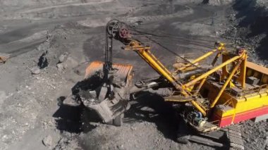 Büyük taş ocağı kamyonu. Taşı çöpe atıyorum. Kamyona kömür yüklüyorum. Kömür taşımak için araba kazma makineleri. Açık maden ocağı sökücü endüstriyel kazma işi. Büyük Sarı Madencilik Kamyonları