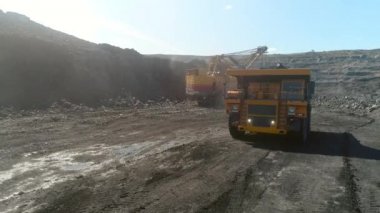 Büyük taş ocağı kamyonu. Taşı çöpe atıyorum. Kamyona kömür yüklüyorum. Kömür taşımak için araba kazma makineleri. Açık maden ocağı sökücü endüstriyel kazma işi. Büyük Sarı Madencilik Kamyonları