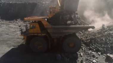 Büyük taş ocağı kamyonu. Taşı çöpe atıyorum. Kamyona kömür yüklüyorum. Kömür taşımak için araba kazma makineleri. Açık maden ocağı sökücü endüstriyel kazma işi. Büyük Sarı Madencilik Kamyonları