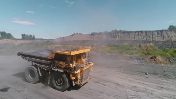 Large quarry dump truck. Loading rock in dumper. Loading coal into truck. Mining car machinery to transport coal. Open pit mine quarrying extractive industry stripping work. Big Yellow Mining Trucks — Stock Video