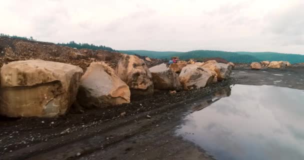 Luchtfoto van de truck. Dumpwagen die steenkool meeneemt in de kolenmijn. Vrachtwagen rijdt op onverharde landweg. Truck rijdt langs technologische weg. Vervoer van steenkool in vrachtwagens op de weg in open mijn — Stockvideo