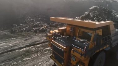 Büyük taş ocağı kamyonu. Taşı çöpe atıyorum. Kamyona kömür yüklüyorum. Kömür taşımak için araba kazma makineleri. Açık maden ocağı sökücü endüstriyel kazma işi. Büyük Sarı Madencilik Kamyonları
