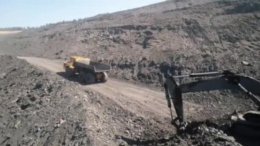 Büyük taş ocağı kamyonu. Taşı çöpe atıyorum. Kamyona kömür yüklüyorum. Kömür taşımak için araba kazma makineleri. Açık maden ocağı sökücü endüstriyel kazma işi. Büyük Sarı Madencilik Kamyonları