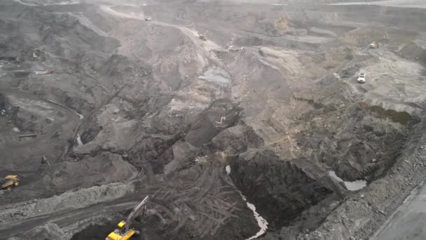 Large quarry dump truck. Loading rock in dumper. Loading coal into truck. Mining car machinery to transport coal. Open pit mine quarrying extractive industry stripping work. Big Yellow Mining Trucks — Stock Video