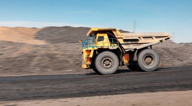 Büyük taş ocağı kamyonu. Büyük sarı maden kamyonu şantiyede. Vücut kamyonuna kömür yüklüyorum. Üretim yararlı mineraller. Madencilik kamyonu madencilik makineleri kömürü açık çukur üretiminden taşımak için