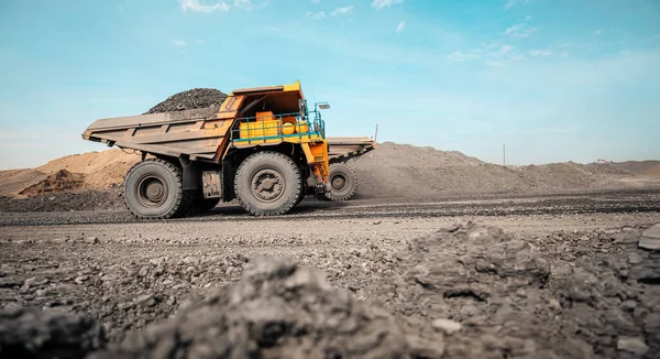 Büyük taş ocağı kamyonu. Büyük sarı maden kamyonu şantiyede. Vücut kamyonuna kömür yüklüyorum. Üretim yararlı mineraller. Madencilik kamyonu madencilik makineleri kömürü açık çukur üretiminden taşımak için — Stok fotoğraf