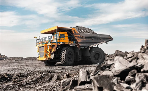 Büyük taş ocağı kamyonu. Büyük sarı maden kamyonu şantiyede. Vücut kamyonuna kömür yüklüyorum. Üretim yararlı mineraller. Madencilik kamyonu madencilik makineleri kömürü açık çukur üretiminden taşımak için — Stok fotoğraf