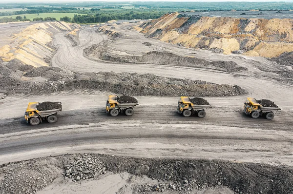 Büyük taş ocağı kamyonu. Büyük sarı maden kamyonu şantiyede. Vücut kamyonuna kömür yüklüyorum. Üretim yararlı mineraller. Madencilik kamyonu madencilik makineleri kömürü açık çukur üretiminden taşımak için — Stok fotoğraf