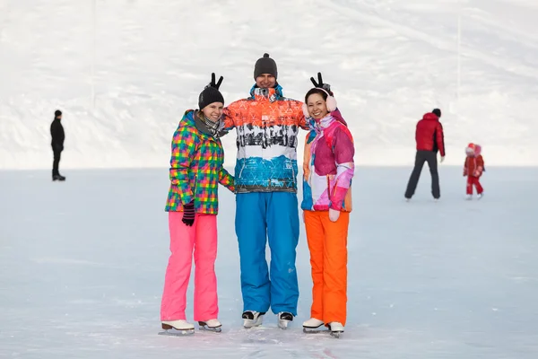 Unga människor, vänner, vintern skridskoåkning på den frusna sjön — Stockfoto