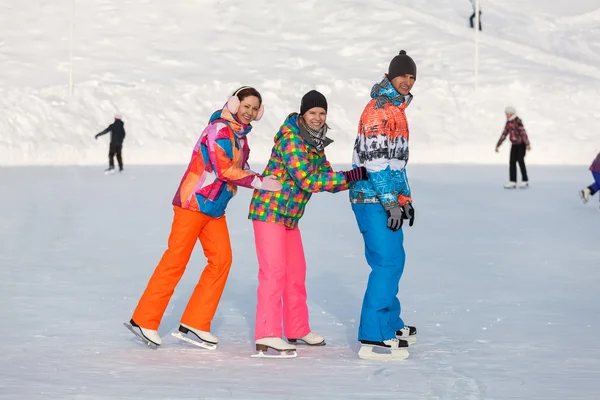 A fiatalok, a barátok, a téli korcsolyázás a befagyott tavon — Stock Fotó
