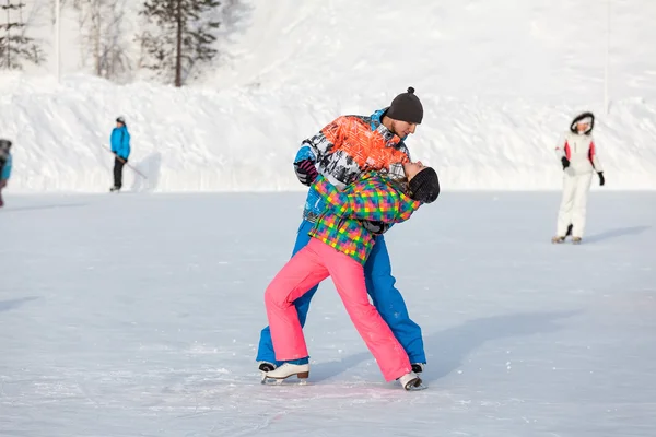 Молодые люди, друзья, зимнее катание на коньках по замерзшему озеру — стоковое фото
