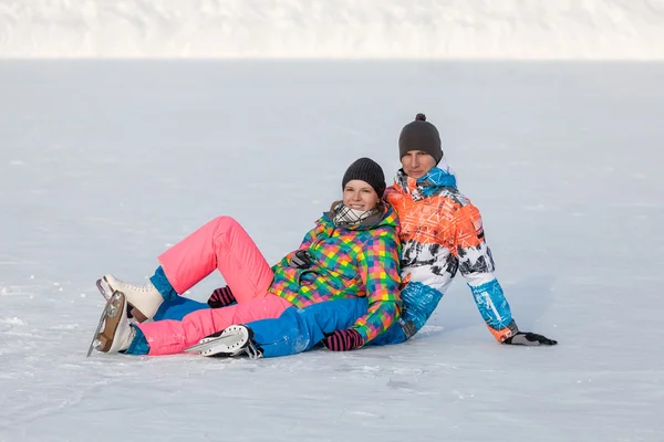 Jovens, amigos, patinagem no gelo no lago congelado — Fotografia de Stock