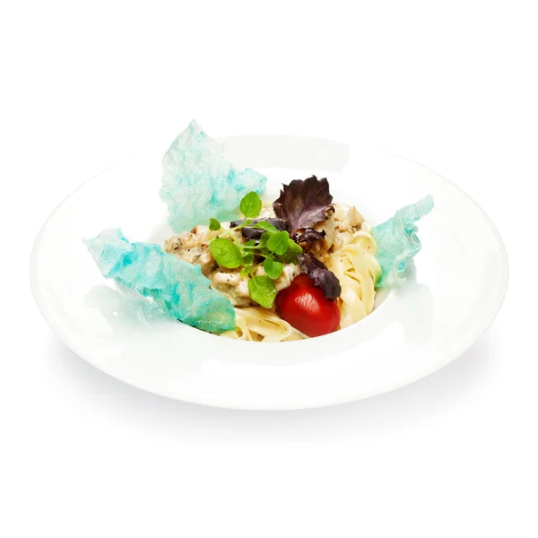Vers gekookt, pasta met kip, basilicum, tomaat en kaas, op — Stockfoto