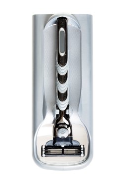 Beyaz zemin üzerinde bir kutu içinde yeni jilet