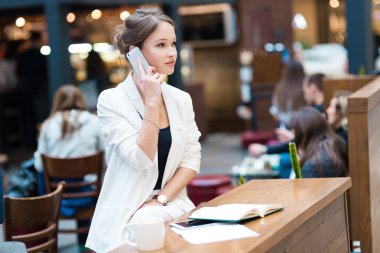 Beyaz elbiseli, inci kafede oturan genç, güzel kız