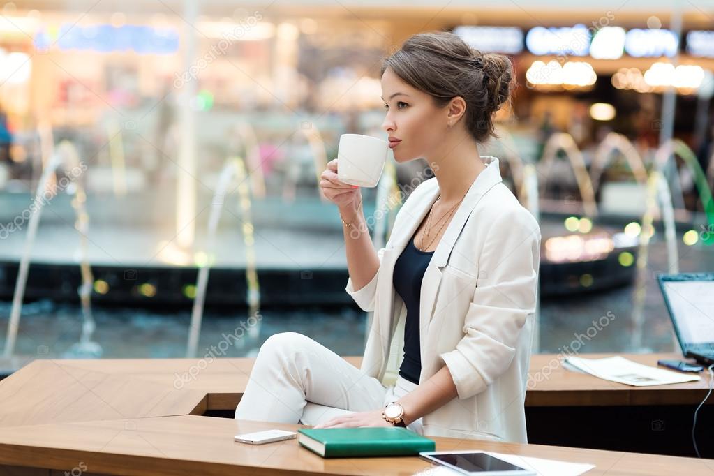 девушка сидит в кафе. блондинка в кафе. фотосессия в кафе. девушка в кафе. девушки в кафе в белых.