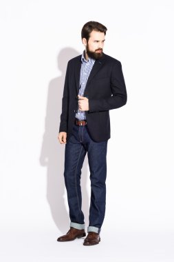 bir sakallı bir stüdyoda bir beyaz giyinmiş genç şık adam