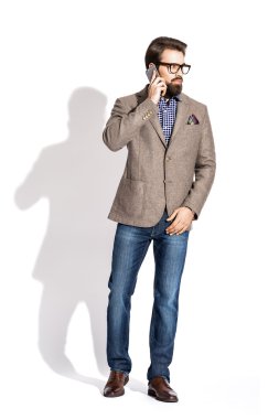 bir sakallı bir stüdyoda bir beyaz giyinmiş genç şık adam