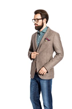 bir sakallı bir stüdyoda bir beyaz giyinmiş genç şık adam