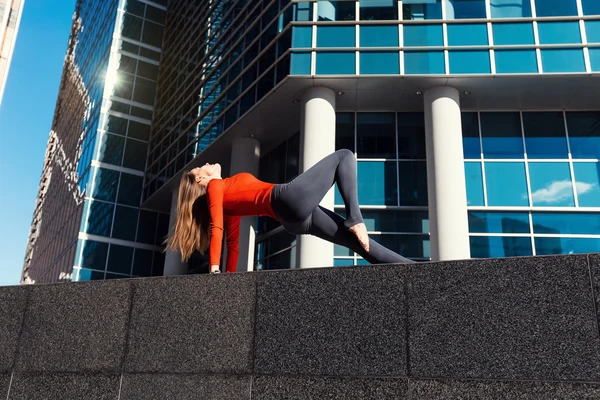 Genç kız açık havada şehirde yoga yaparken — Stok fotoğraf