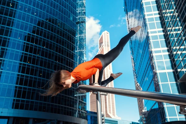 Genç kız açık havada şehirde yoga yaparken — Stok fotoğraf