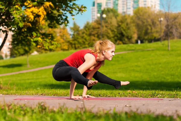 Genç güzel kız yoga, açık havada bir parkta devreye girer — Stok fotoğraf